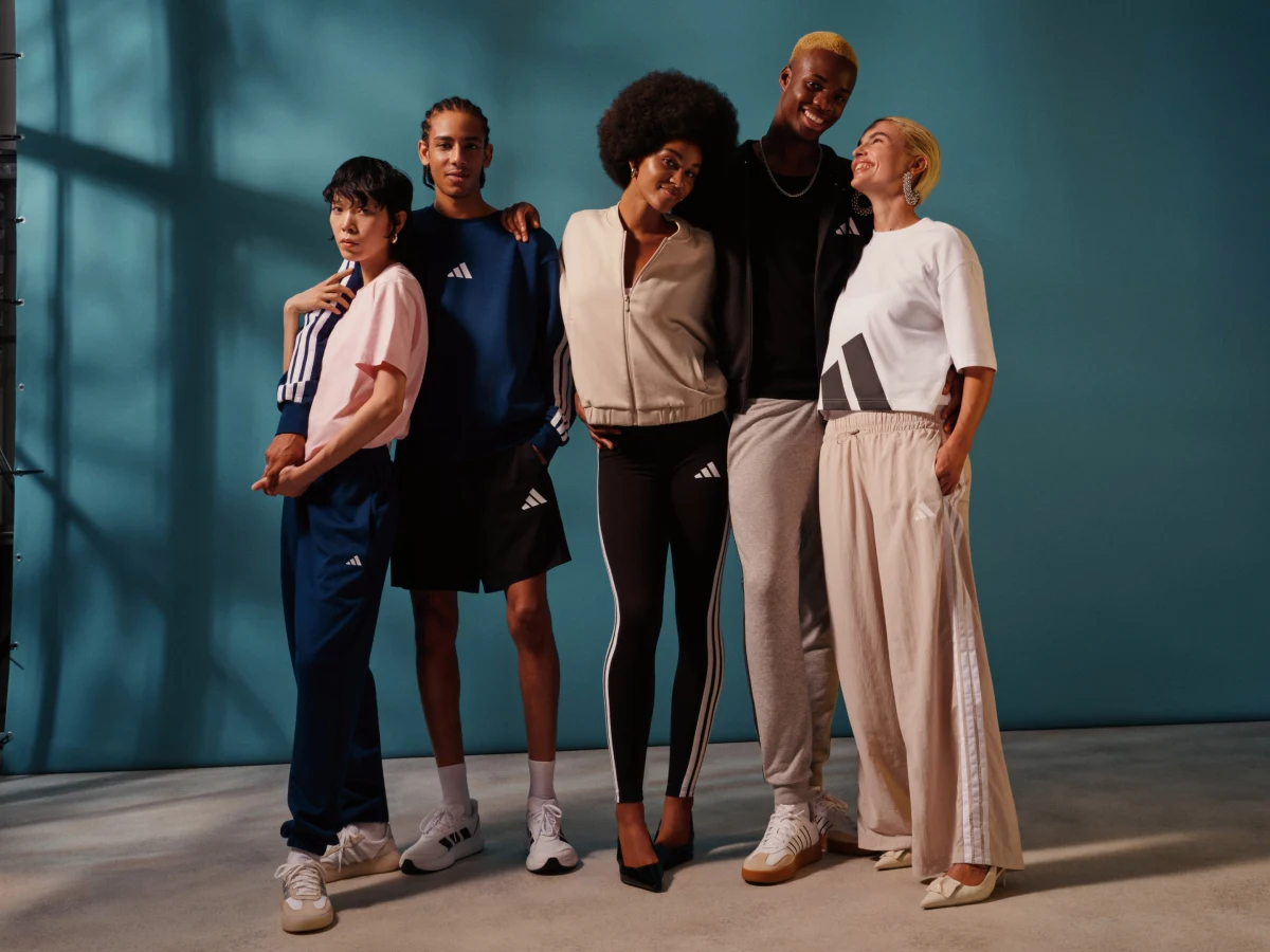 Jak wygląda moda lato 2025? Projektanci odkryli już karty w swoich kolekcjach, a wybiegi dyktują rytm, który przenosi się do sklepów. W sezonie wiosna-lato 2025 królują pastelowe kolory, zwiewne fasony, wracamy do retro estetyki i casualowego luzu. Sprawdź inspiracje i najważniejsze nurty! 