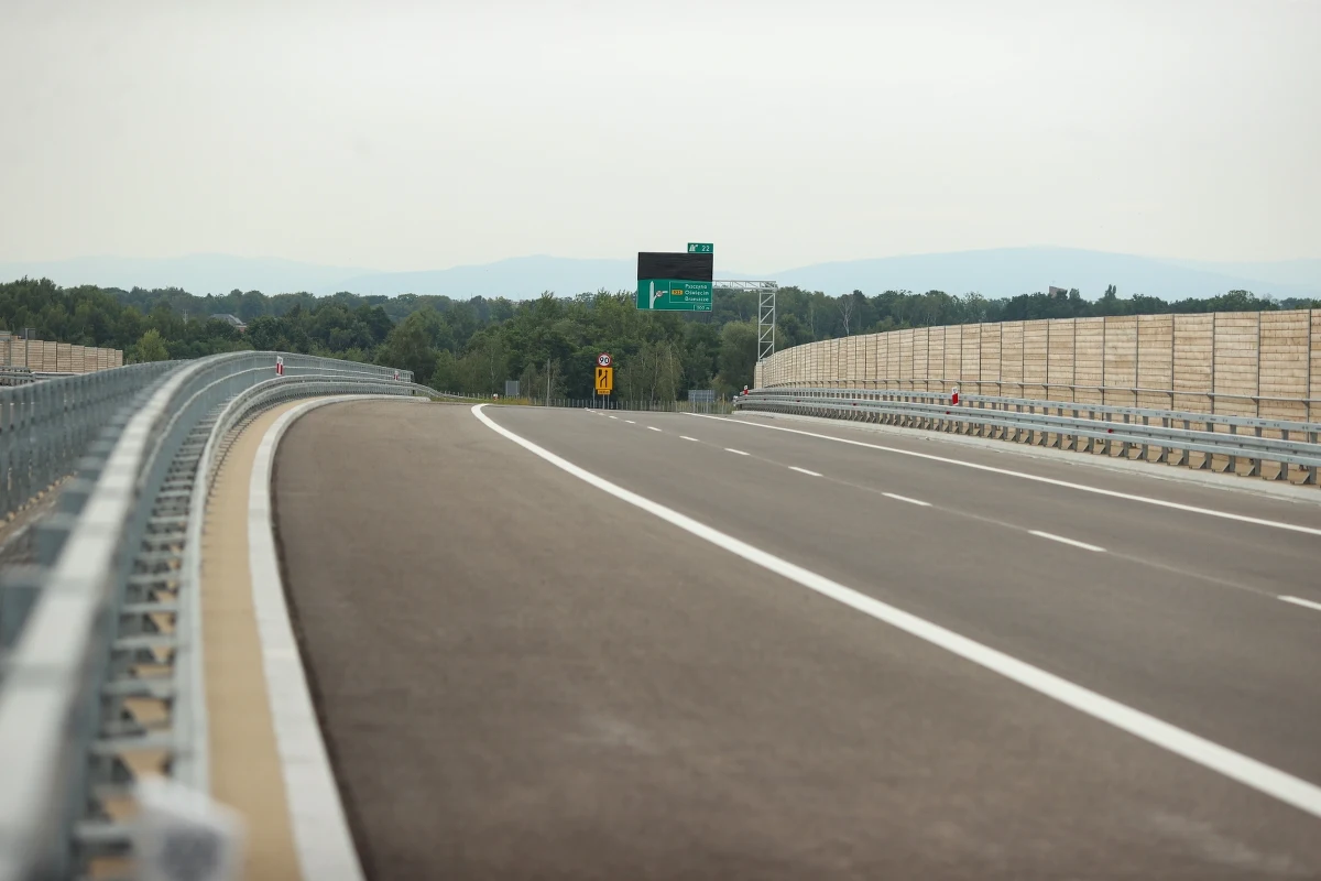 Już w najbliższy poniedziałek, 25 sierpnia, kierowcy będą mogli skorzystać z nowego odcinka drogi ekspresowej S1 pomiędzy węzłami Oświęcim i Brzeszcze. To długo wyczekiwana inwestycja na granicy województw małopolskiego i śląskiego, która znacząco usprawni ruch w tej części kraju. Oficjalny termin otwarcia potwierdziła Generalna Dyrekcja Dróg Krajowych i Autostrad.
