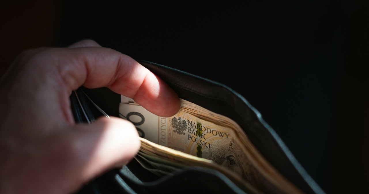 Podwyżka płacy minimalnej. Ile na rękę w 2026 r. na UoP i umowie zlecenie?