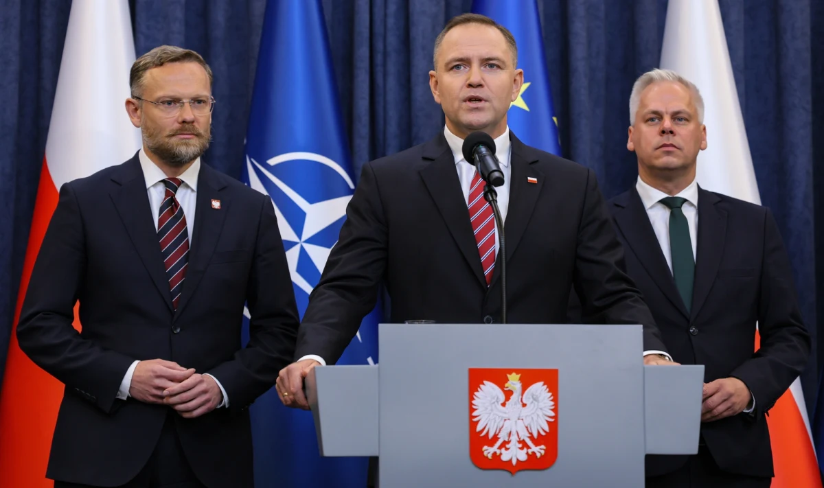 Prezydent Karol Nawrocki ogłosił, że rozpatrzył 22 ustawy złożone przez parlament. Większość z nich podpisał, zawetował jedną: ustawę wiatrakową. "Ta ustawa nie spotyka się z dobrym odbiorem społecznym" - uzasadnił. Ustawa przewidywała również zamrożenie cen prądu dla gospodarstw domowych do końca 2025 roku. W czwartek do Sejmu trafił prezydencki projekt ustawy, która przedłuża zamrożenie cen prądu dla gospodarstw domowych na poziomie 500 zł za MWh netto do końca 2025 r. 