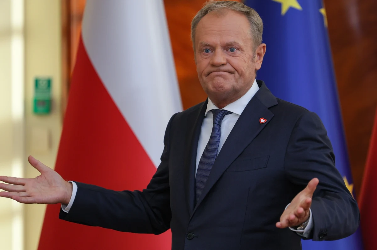 Premier Donald Tusk skomentował weto prezydenta Karola Nawrockiego do ustawy wiatrakowej. "Jego weto oznacza droższy prąd dla wszystkich Polaków - dziś i w przyszłości. Pierwsze egzaminy: z dyplomacji i energetyki oblane. Zapłacą wszyscy" - napisał premier na platformie X. Z kolei rzecznik rządu Adam Szłapka ocenił, że to "koszmarny i kosztowny błąd".