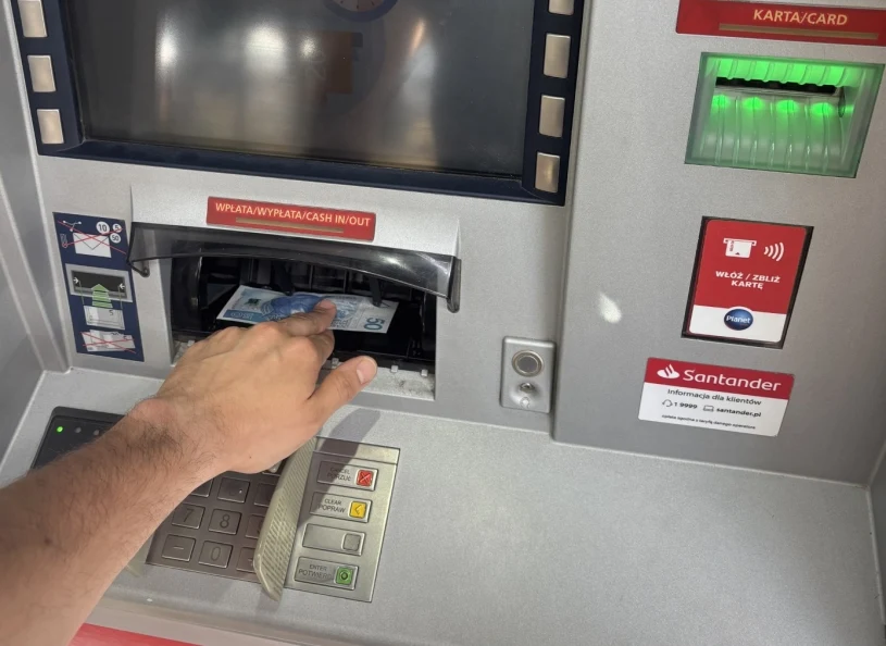 Zamiast pieniędzy blokada. Uważaj przy wypłacie z bankomatu