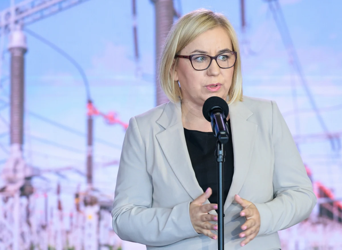 Po zawetowaniu przez prezydenta Karola Nawrockiego nowelizacji tzw. ustawy wiatrakowej, która miała zliberalizować zasady inwestycji w farmy wiatrowe i zamrozić ceny prądu dla gospodarstw domowych do końca 2025 roku, rząd zapowiada dalsze działania w tym zakresie. Minister klimatu i środowiska Paulina Hennig-Kloska chce, by taka ustawa ponownie trafiła do Sejmu we wrześniu.