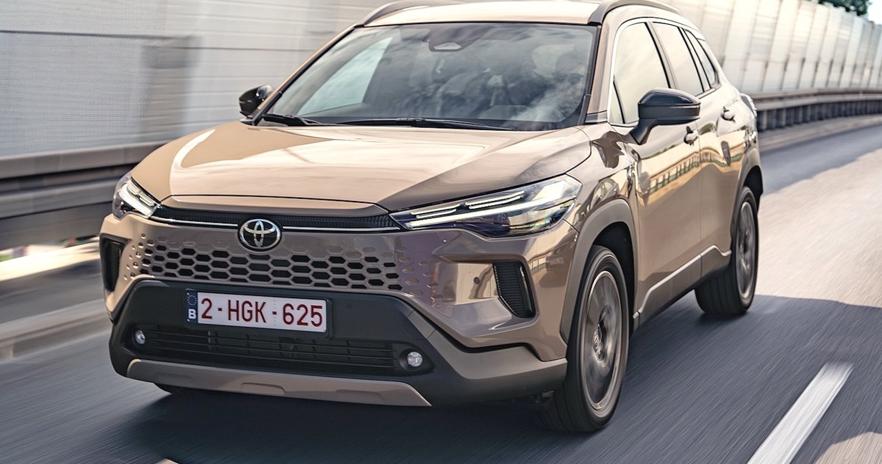 wiadomości,aktualności,Interia Jeździłem nową wersją uwielbianego SUV-a Toyoty. Potaniał i pali 4,9 l/100 km