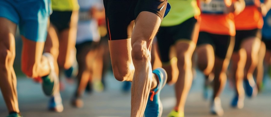 Skoro sport to zdrowie - to wydaje się, że bieg jest jedną z najlepszych form profilaktyki. Tym bardziej na długim dystansie. Tymczasem z badań onkologa, doktora Timothy’ego Cannona wynika, że bieganie maratonów może zwiększać ryzyko raka jelita grubego nawet u osób jeszcze przed pięćdziesiątką. Specjalista podzielił się tymi wstępnymi wnioskami, podczas tegorocznego kongresu Amerykańskiego Towarzystwa Onkologii Klinicznej w Chicago.