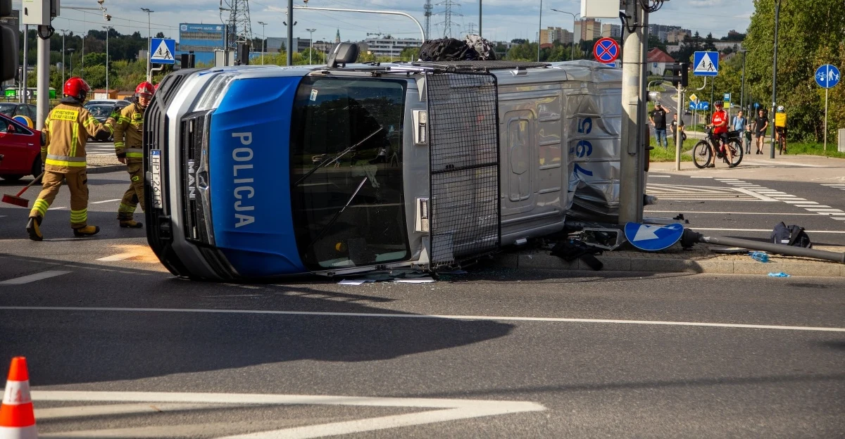 Policjantka trafiła do szpitala po zderzeniu radiowozu i osobówki w Olsztynie. Funkcjonariuszka ma uraz głowy. Wiadomo, że radiowóz jechał na sygnale. 