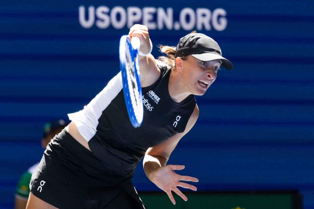 W Nowym Jorku rozlosowano turniejowe drabinki US Open. Nasza faworytka Iga Świątek w pierwszym spotkaniu wielkoszlemowej imprezy zagra z Kolumbijką Emilianą Arango. Najgorzej trafił Kamil Majchrzak, bo już w drugiej rundzie może czekać na niego rozstawiony z 9. Karen Chaczanow. Trudną przeciwniczkę wylosowała Magda Linette. 