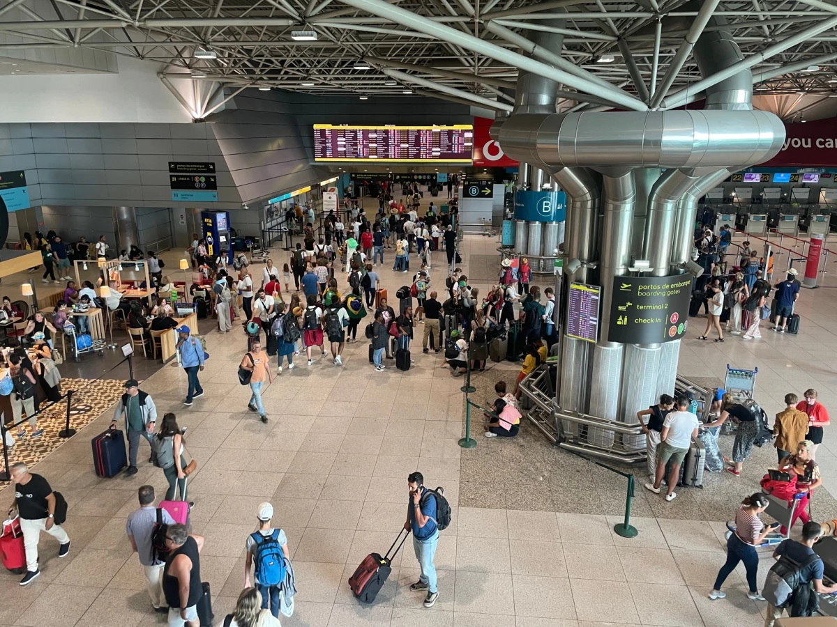 Kilkaset osób zostało ewakuowanych z hali odlotów lotniska w Lizbonie po tym, jak w jednym z lokali gastronomicznych wybuchł pożar. Na szczęście nikt nie odniósł obrażeń. Sytuacja została szybko opanowana przez służby ratunkowe. 