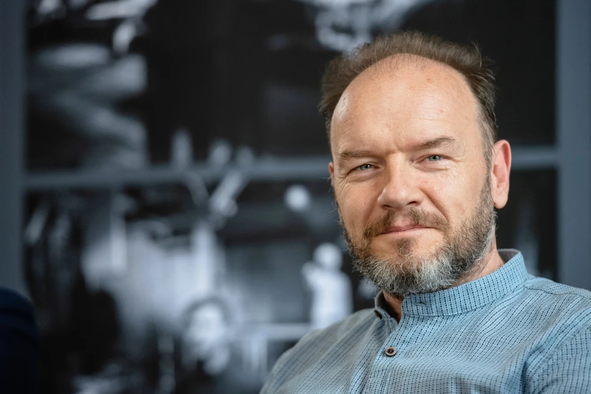 Wojewódzki Sąd Administracyjny w Lublinie uznał za nieważną uchwałę zarządu województwa lubelskiego w sprawie odwołania Redbada Klynstry ze stanowiska dyrektora Teatru Osterwy w Lublinie. “Ja swoje prawa uzyskałem. Otwarte pozostaje pytanie do Was, mieszkańcy Lubelszczyzny: Czy stać Was dalej na taką farsę i gangsterkę na Waszym dziedzictwie?” – pytał na portalu X Klynstra – aktor i reżyser. 