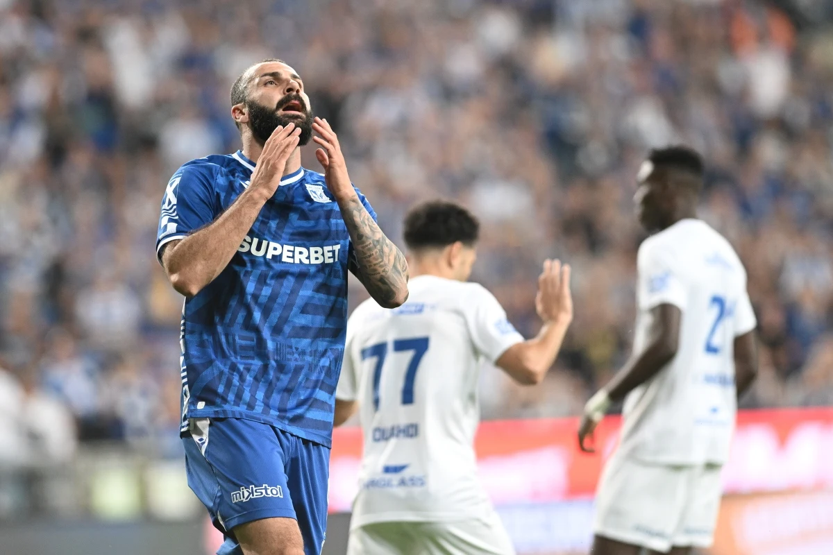 Piłkarze Lecha Poznań przegrali na własnym stadionie z KRC Genk 1:5 (1:4) w pierwszym meczu czwartej rundy kwalifikacji Ligi Europy. Rewanż odbędzie się za tydzień w Belgii. "Będziemy potrzebować cudu, żeby awansować" – przyznał trener Lecha Poznań Niels Frederiksen.