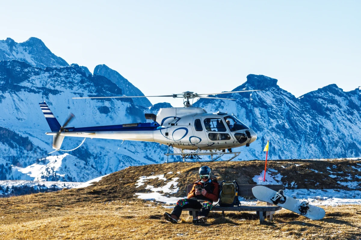 Włoski Klub Alpejski protestuje przeciwko coraz popularniejszej usłudze w Dolomitach, jaką jest wjazd taksówką powietrzną na szczyty. Organizacja i apeluje o wprowadzenie przepisów, które ograniczą to zjawisko. Czasem turyści przylatują na szczyty tylko po to, by zrobić sobie selfie albo nakręcić wideo do portali społecznościowych.