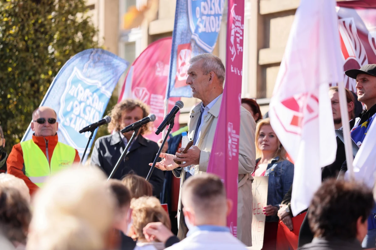 Związek Nauczycielstwa Polskiego zapowiada ogólnopolską manifestację przed siedzibą Ministerstwa Edukacji Narodowej w Warszawie. Odbędzie się ona w dniu rozpoczęcia nowego roku szkolnego - 1 września. 