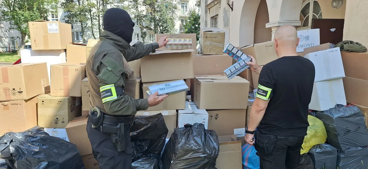 Łódzka Krajowa Administracja Skarbowa przejęła ponad 102 tys. paczek nielegalnych papierosów. Kontrabandę przechowywał 50-letni mieszkaniec Łodzi. Wartość towaru to prawie 1,8 mln złotych.