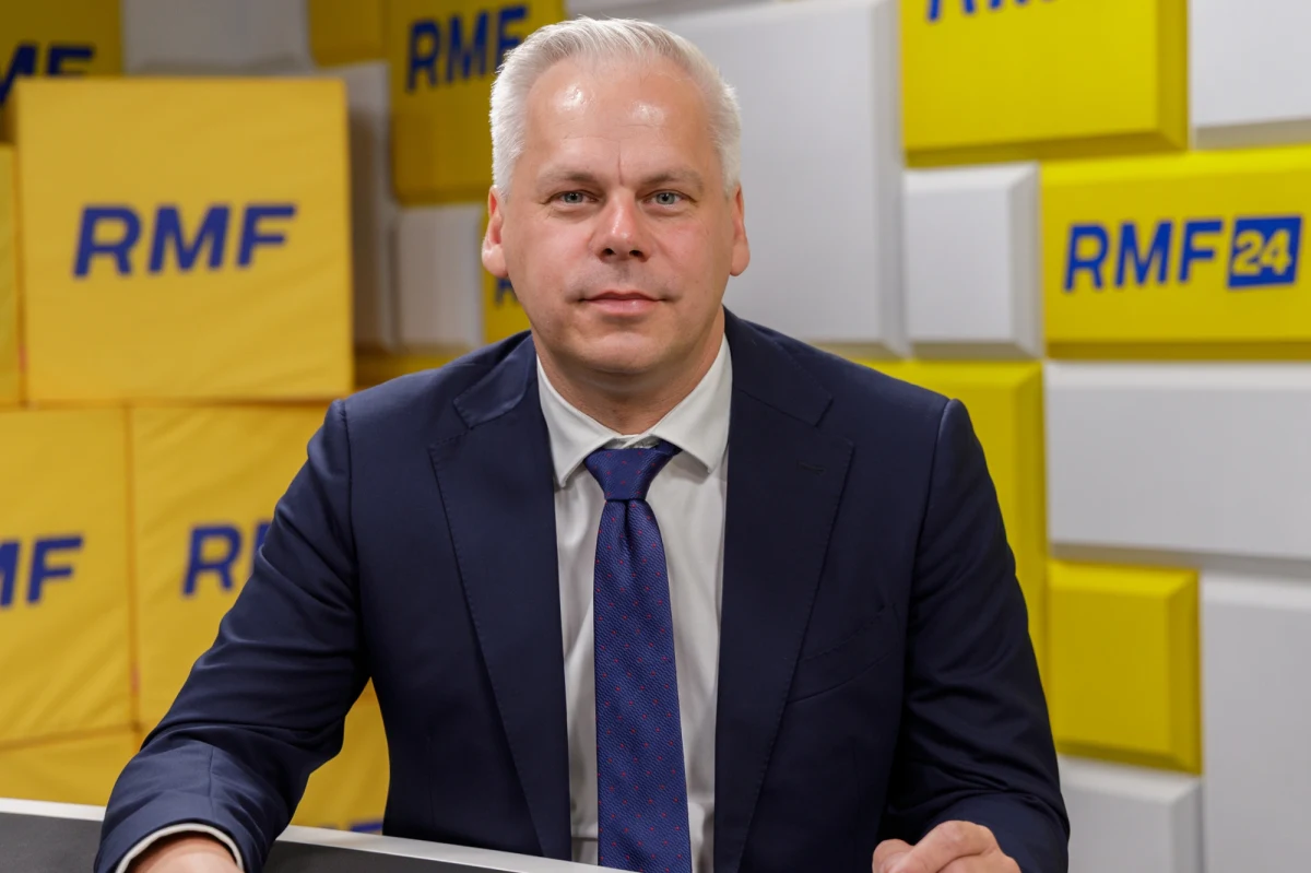 "Jeśli rząd się nie obrazi, a pan premier Donald Tusk zdąży wrócić z urlopu i go nie przedłuży - i parlament przyjmie tę propozycję pana prezydenta, żeby mrozić ceny energii na cały rok, a nie tylko do września - to ceny będą zamrożone dalej" - stwierdził w Porannej rozmowie w RMF FM Karol Rabenda, minister w Kancelarii Prezydenta RP. Zaznaczył też, że w sprawie drona, który wybuchł na Lubelszczyźnie, w koalicji rządzącej panuje komunikacyjnych chaos. "Sam rząd nie wie, co się wydarzyło i jakie informacje przekazywać dalej - czy to opinii publicznej, czy panu prezydentowi" - stwierdził.