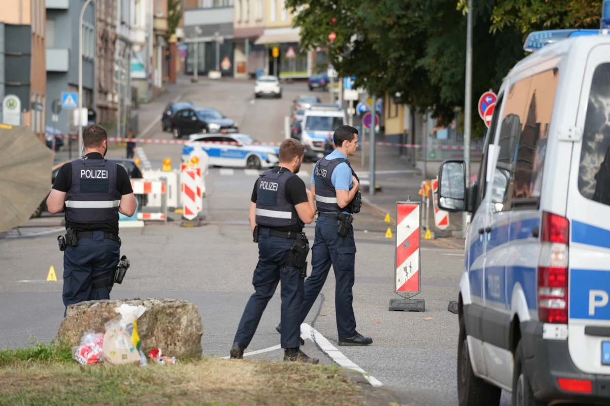 Wstrząsające wydarzenia rozegrały się w czwartek wieczorem na stacji benzynowej w niemieckim Völklingen, gdzie podczas policyjnej interwencji zginął 34-letni funkcjonariusz. Sprawcą okazał się zaledwie 18-letni mężczyzna, który podczas szamotaniny odebrał funkcjonariuszowi broń i oddał do niego śmiertelne strzały. 