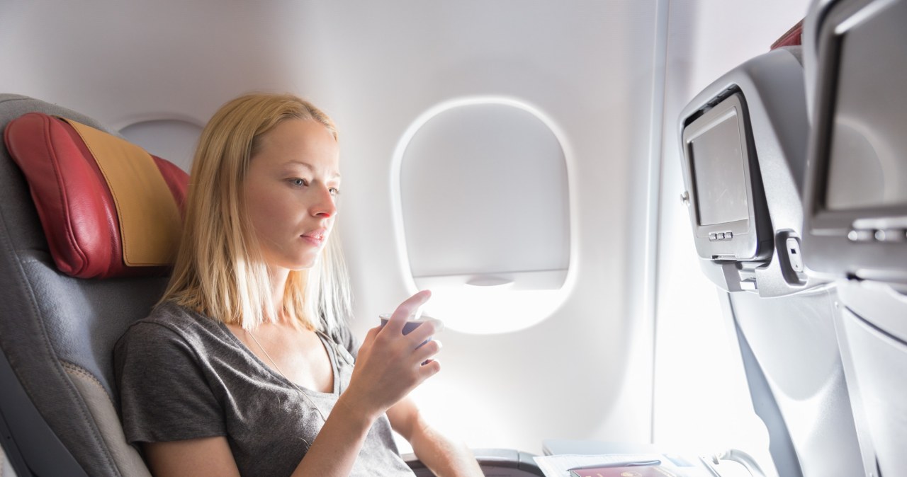 To dzieje się ze skórą, gdy lecisz samolotem. Obrzęki to tylko początek