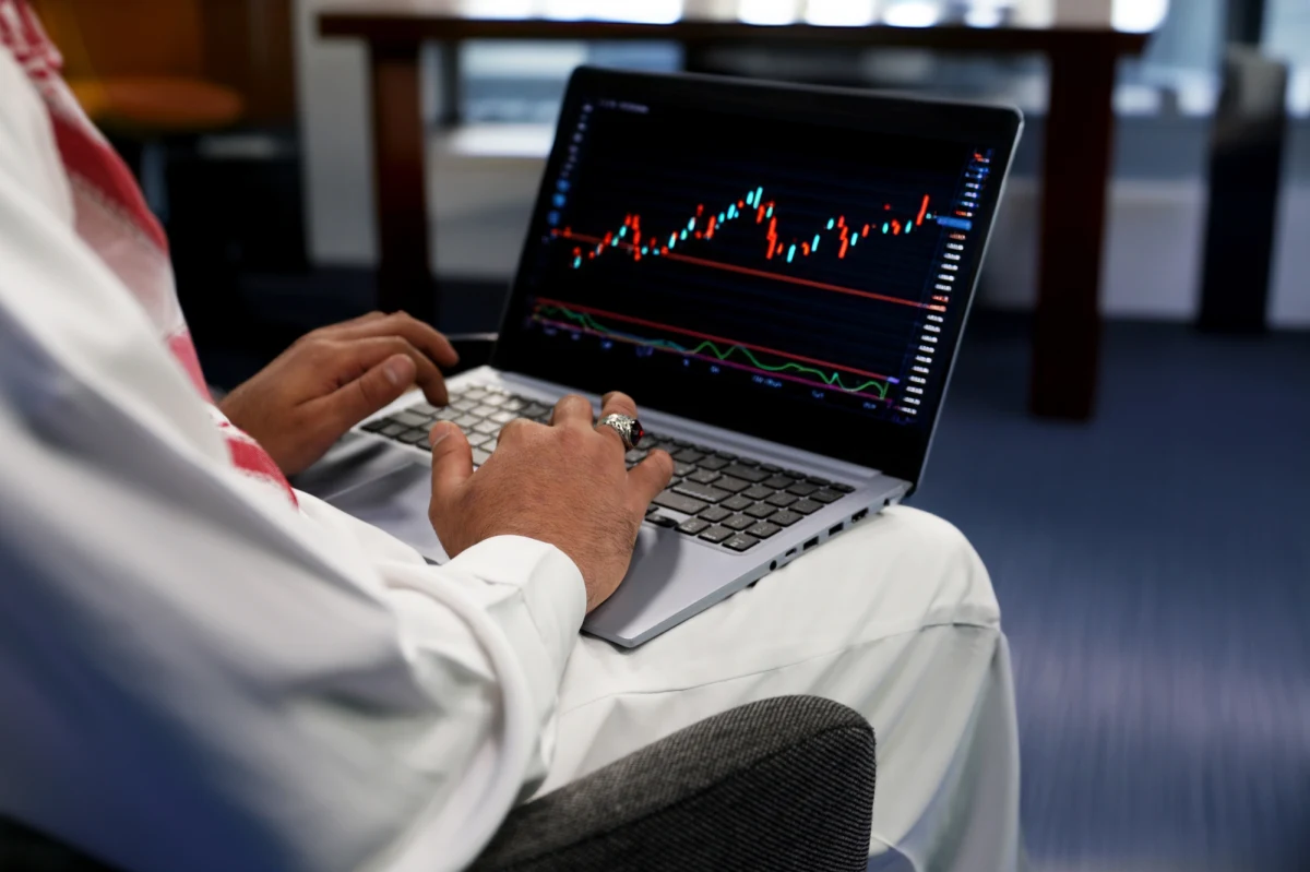 Stawka CIT dla sektora bankowego w przyszłym roku ma pójść w górę - z 19 do 30 procent. Ministerstwo Finansów chce w ten sposób uszczknąć część ogromnych zysków, jakie notują w ostatnich latach banki. W piątek na giełdzie notowany jest gwałtowny spadek kursów akcji banków - informują dziennikarze RMF FM.