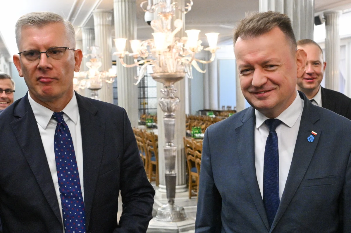 ​Do sądu trafił akt oskarżenia wobec m.in. byłego szefa MON Mariusza Błaszczaka i obecnego szefa BBN Sławomira Cenckiewicza. Chodzi o odtajnienie w 2023 r. części planu użycia Sił Zbrojnych "Warta". "Były szef MON przekroczył swoje uprawnienia w celu osiągniecia korzyści osobistych dla partii PiS" - czytamy w komunikacie Prokuratury Okręgowej w Warszawie. 