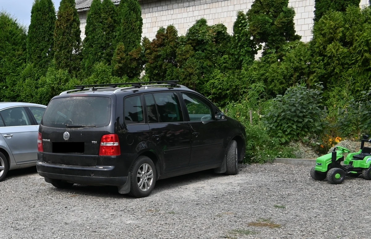 Wczoraj 63-letni mężczyzna, ruszając samochodem, potrącił swojego 1,5-rocznego wnuka w jednej z miejscowości w gminie Opole Lubelskie. Dziecko trafiło do szpitala, jego stan jest monitorowany. Policja bada okoliczności wypadku i apeluje do kierowców o zachowanie szczególnej ostrożności i zwracanie uwagi na małe dzieci podczas wykonywania prac na posesjach.