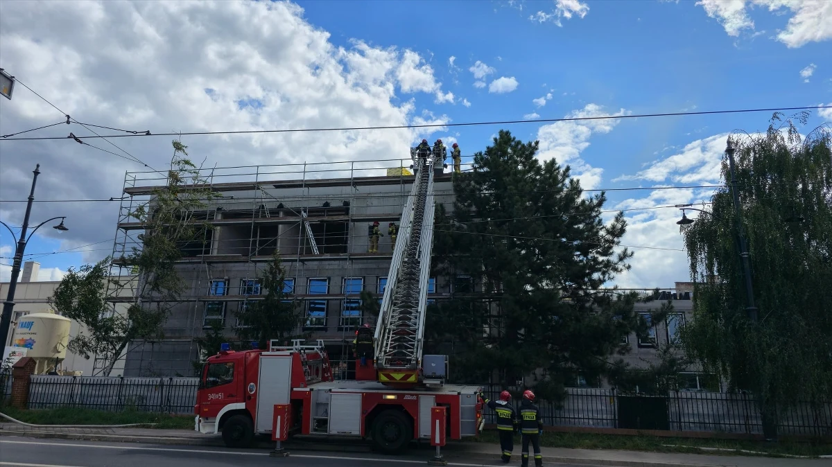 W Toruniu zapalił się dach nowo budowanej komendy wojewódzkiej państwowej straży pożarnej. Na miejscu jest kilka zastępów straży.