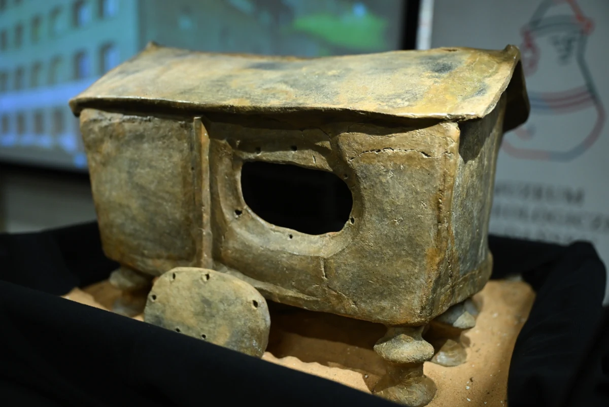 Urna domkowa sprzed około 2600 lat. Ten niezwykły zabytek został odnaleziony w 2023 roku w miejscowości Bożepole Wielkie w powiecie wejherowskim. Teraz urnę pokazało ​Muzeum Archeologiczne w Gdańsku.