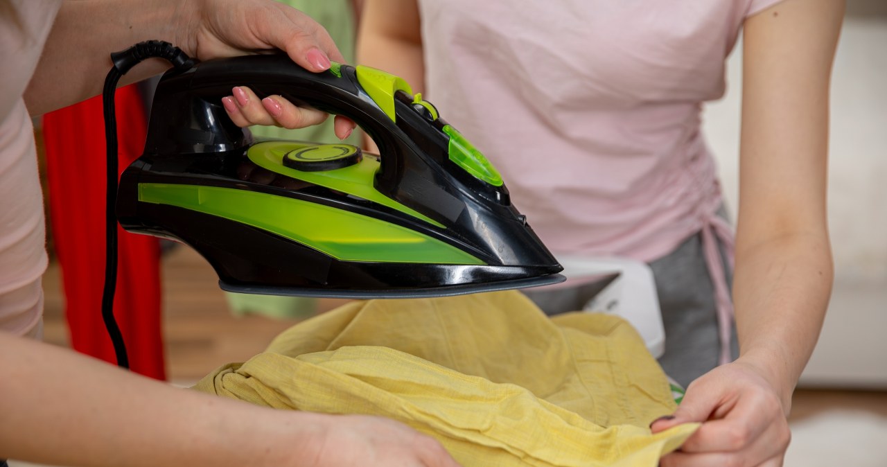 Wyciśnij, nawilż szmatkę i pokryj stopkę. Ubrania nie będą już niszczone