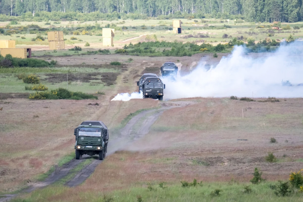 Na początku września zakończy się budowa obozu szkoleniowego w Ośrodku Szkolenia Poligonowego Wojsk Lądowych Dęba – zapowiedział w piątek Władysław Kosiniak-Kamysz. Szef MON dodał, że obiekt znajdujący się na terenie woj. podkarpackiego powstał we współpracy z sojusznikami z Norwegii i ruszy tam kurs dla wojsk ukraińskich. Wicepremier zapowiedział także inne kroki związane z obecnością armii na Podkarpaciu.