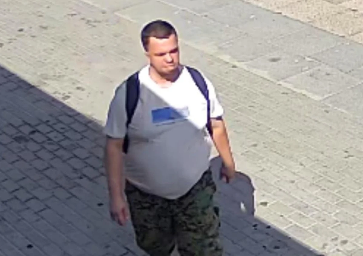 ​Policja w Płocku poszukuje mężczyzny, który włamał się do kościelnych skarbonek i ukradł z nich pieniądze. Zdarzenie miało miejsce w niedzielę 17 sierpnia w jednej z parafii na terenie miasta. Funkcjonariusze udostępnili zdjęcia i film.