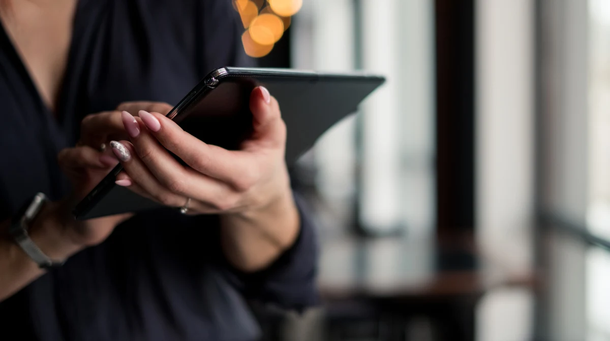 Spirala zadłużenia to sytuacja, w której kolejne zobowiązania pojawiają się w celu regulowania wcześniejszych rat. W praktyce oznacza to stopniowe zwiększanie kosztów i coraz większe wyzwania w zarządzaniu budżetem. Wielu ekspertów zwraca uwagę, że istotne jest nie tylko utrzymanie równowagi w liczbach, lecz także poczucie kontroli nad codziennymi decyzjami finansowymi. Dlatego już na etapie wyboru pożyczki bez BIK warto przyjrzeć się warunkom spłaty i własnym możliwościom, aby zapewnić sobie stabilność i komfort.