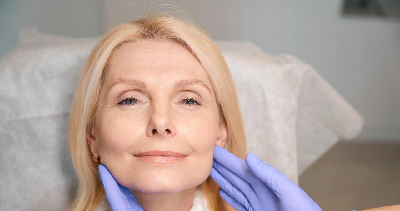 Sekret gładkiej skóry 50+ bez igieł. Czym są i jak działają zabiegi z peptydami?