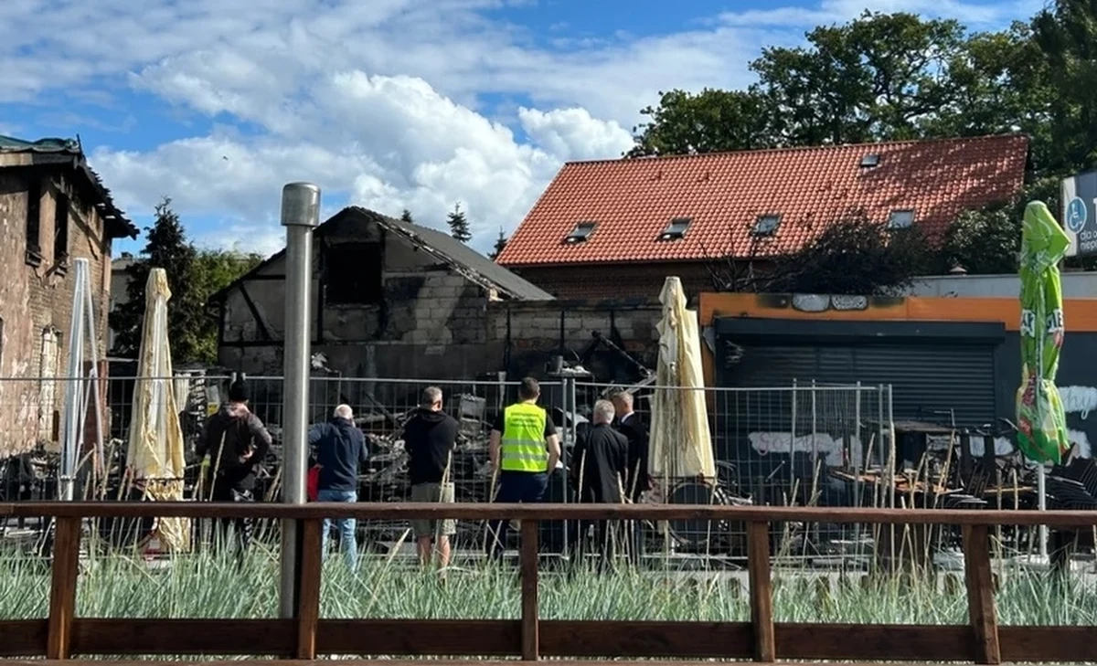 „Zniknęło miejsce, które tworzy naszą historię” – mówi RMF FM Julia Cygan, naczelnik OSP Hel. Dziś w nocy wybuchł pożar kompleksu budynków zaraz przy nadmorskim bulwarze. Spłonęła restauracja, poważnie zniszczona jest remiza i budynek gospodarczy sąsiedniej parafii. Z ogniem walczyło około 50 strażaków. Podjęto decyzję o wyznaczeniu dwóch tymczasowych lokalizacji dla jednostki.