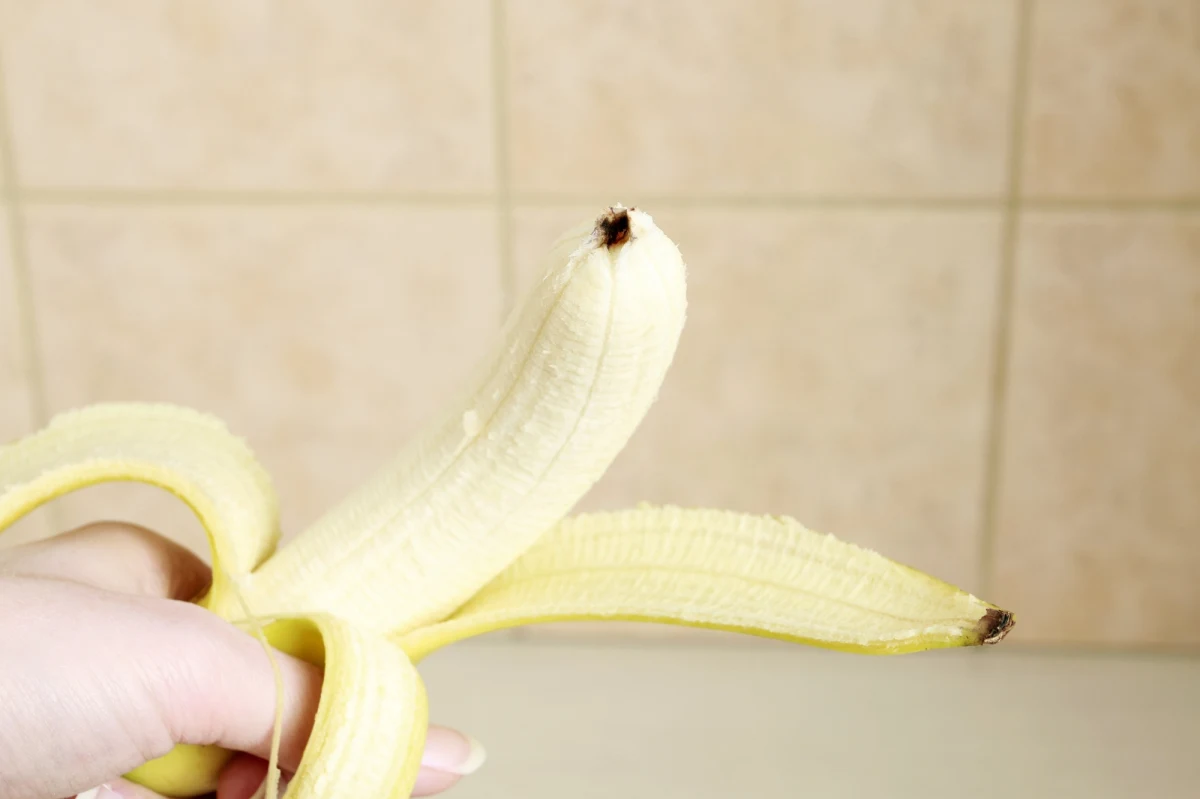 ​Banany to jedne z najchętniej wybieranych owoców na świecie. Jednak wielu z nas zastanawia się, czym jest charakterystyczna ciemna plamka na końcu tego owocu - i czy na pewno można ją bezpiecznie zjeść.