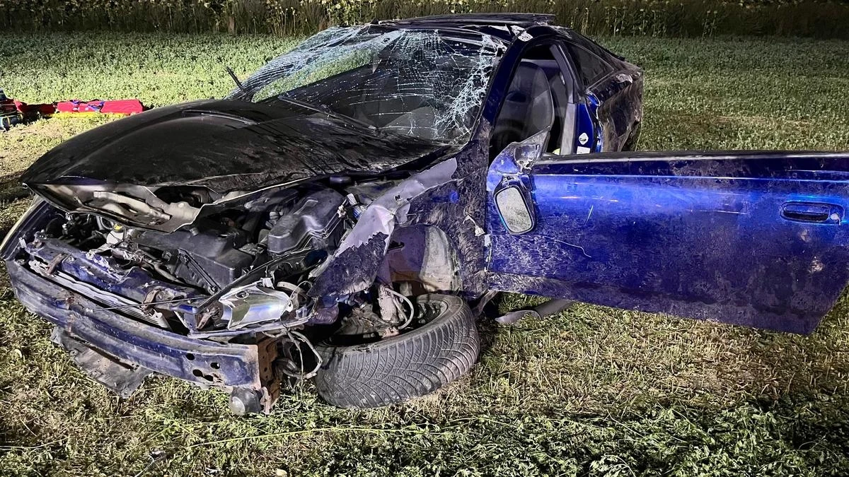 Przed sądem stanie 22-letni Ukrainiec, który po pijanemu rozbił auto w Zdunach w powiecie krotoszyńskim w Wielkopolsce. Mężczyzna stracił panowanie nad kierownicą, gdy w trakcie jazdy chciał odpalić papierosa. 