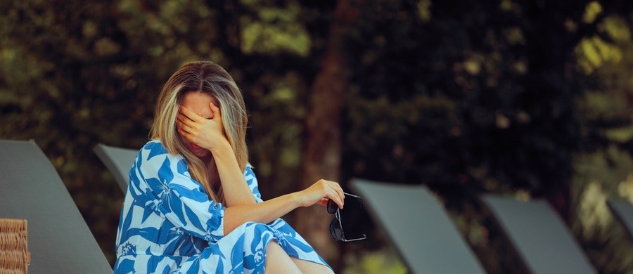 Koniec wyczekiwanego urlopu: odpoczynku, relaksu, przyjemności – może wywoływać różne emocje. Najczęściej jest to smutek, ale czasami także lęk związany z powrotem do pracy i obowiązków. Specjaliści podkreślają, że te odczucia są naturalne, przejściowe i nie powinny nas niepokoić, choć bywa i tak, że się nasilają oraz towarzyszą im także fizyczne objawy. 