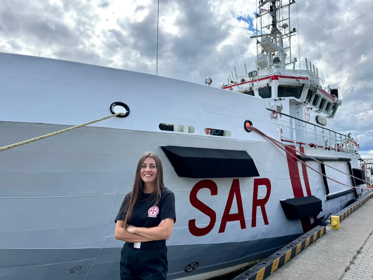 Paulina Pacuła jest pierwszą kobietą w historii polskiej Morskiej Służby Poszukiwania i Ratownictwa (SAR), która objęła stanowisko kapitana statku ratowniczego. "Kiedy wszyscy uciekają i chowają się do portu, właśnie wtedy my często prowadzimy akcje ratownicze i musimy być w pełni gotowi" – opowiada RMF FM kpt. Paulina Pacuła. Dowodzi statkiem "Sztorm", który na co dzień stacjonuje w helskim porcie.