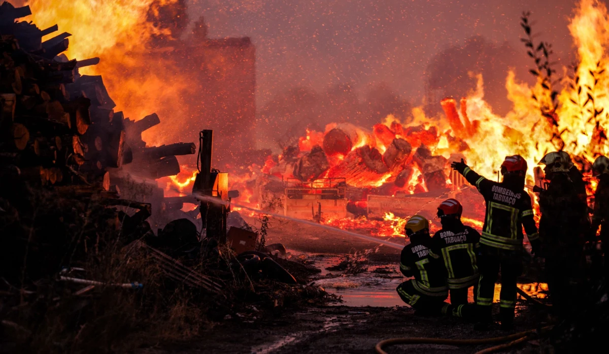 Pożary, które od lipca trawią Portugalię, spowodowały już śmierć czterech osób. W sobotę zmarł 45-letni mężczyzna, który brał udział w akcji gaśniczej na wschodzie kraju.