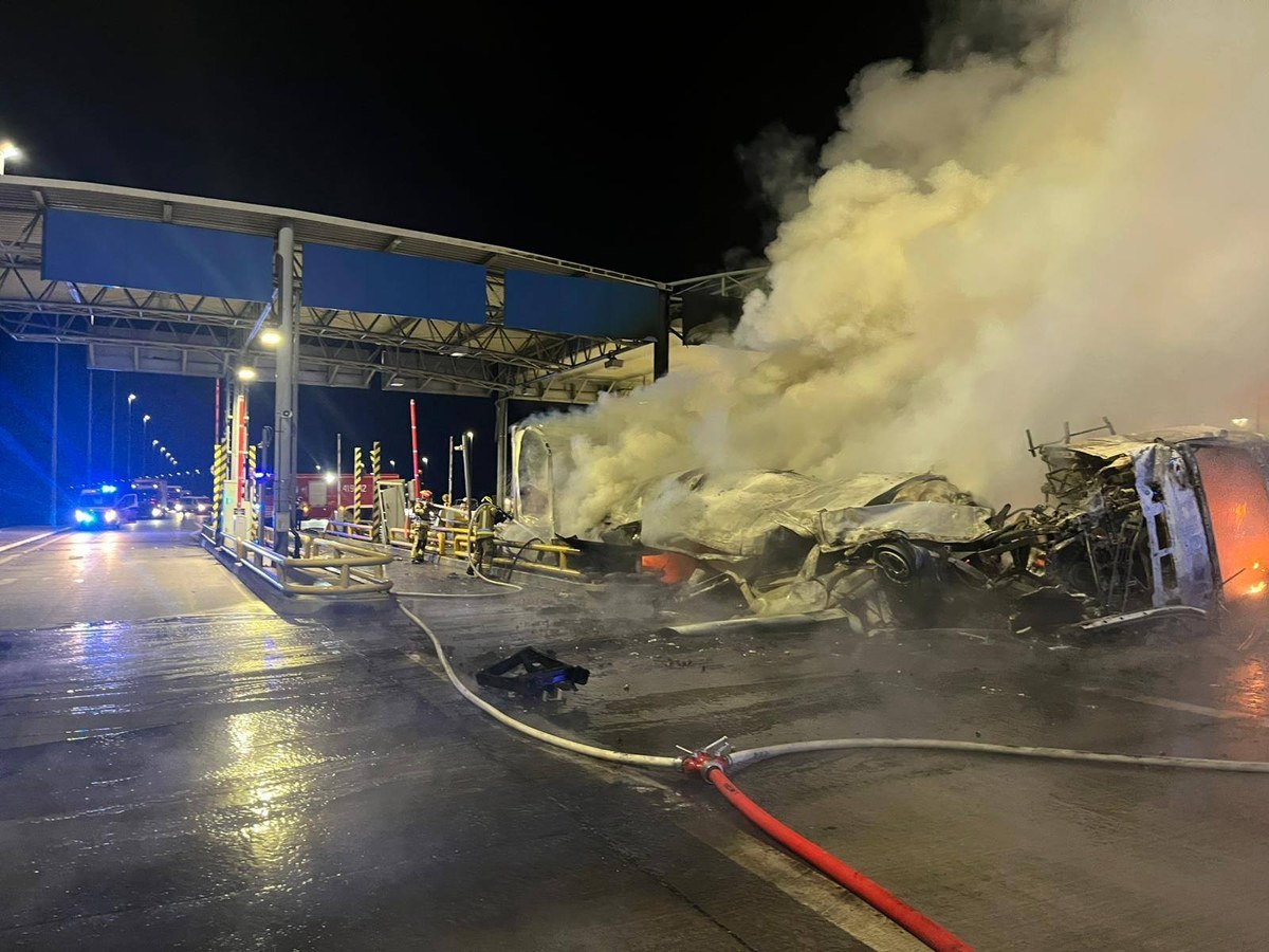 Ciężarówka wjechała w biletomat na A2. Jest nagranie