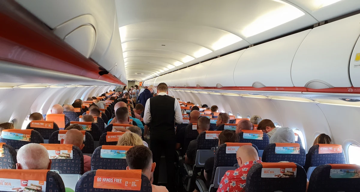 Dramatyczne sceny rozegrały się na pokładzie samolotu linii EasyJet lecącego z Lyonu do Porto. 26-letni obywatel Portugalii został zatrzymany po nieudanej próbie wtargnięcia do kabiny pilotów. Do incydentu doszło w piątkowy wieczór, a sprawą zajmuje się już portugalska policja.