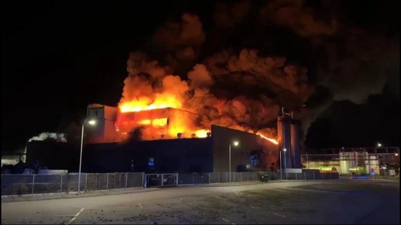 Pożar hali w Szczecinie, spłonęły chemikalia. Rozesłano alert RCB