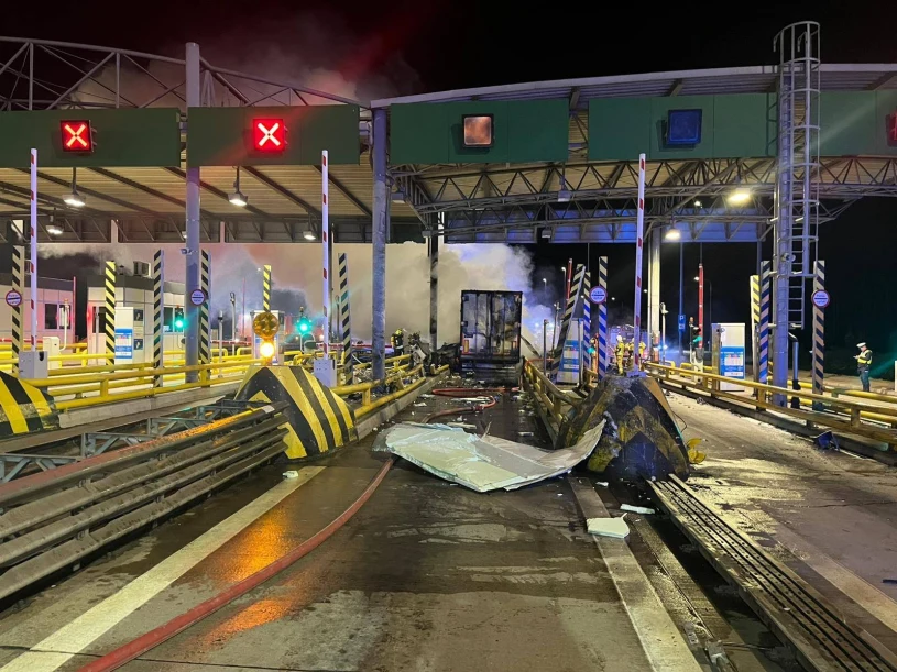 Tragedia na autostradzie. Kierowca ciężarówki staranował bramki