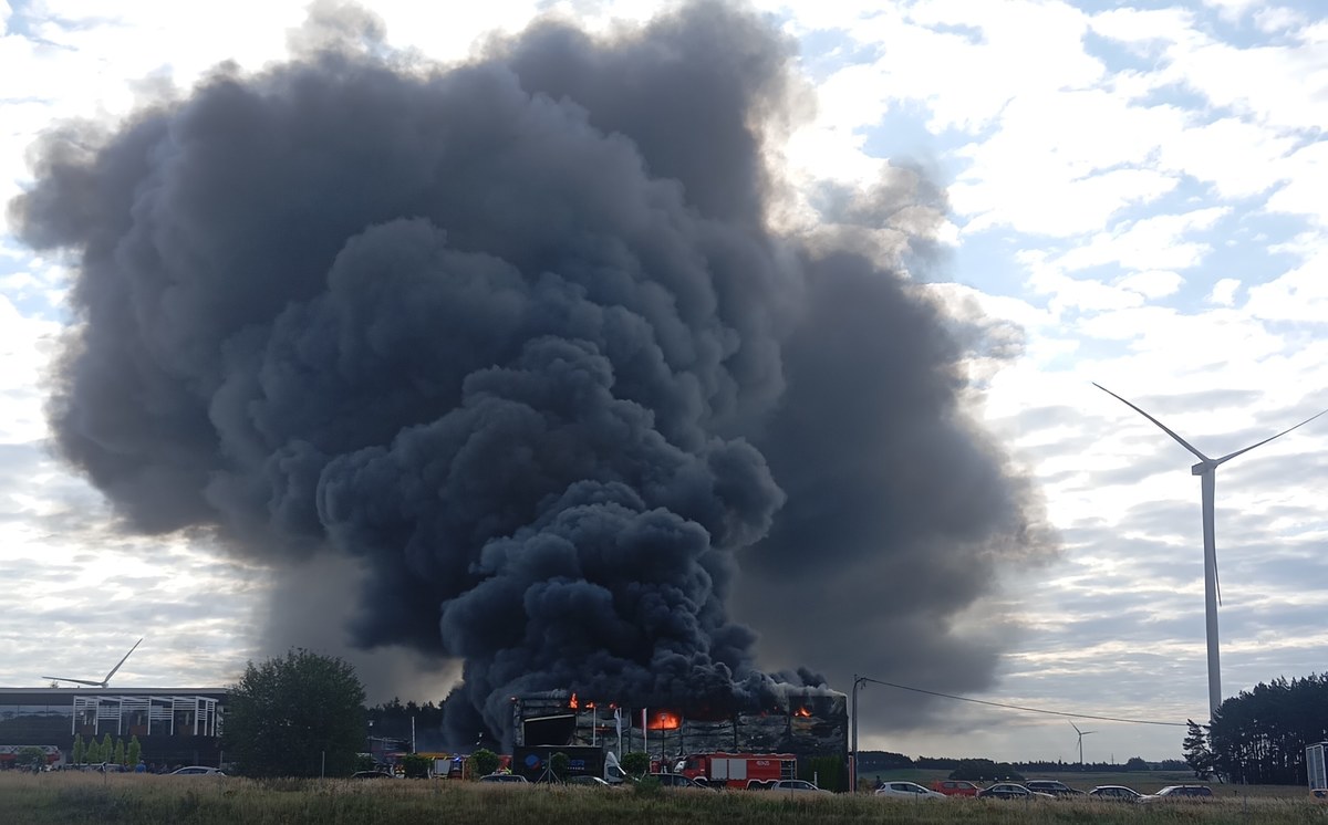 Płonie hala firmy meblarskiej. Kłęby dymu są widoczne z daleka