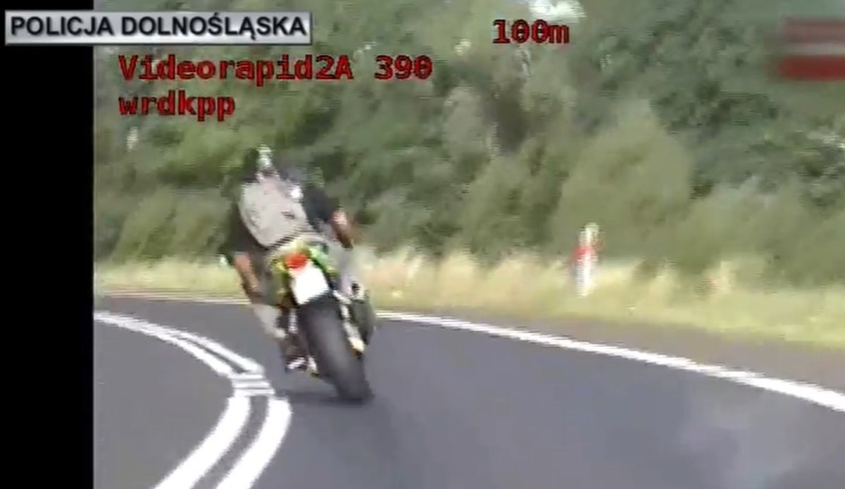 Szalony pościg za motocyklistą, pędził 220 km/h. Jest nagranie