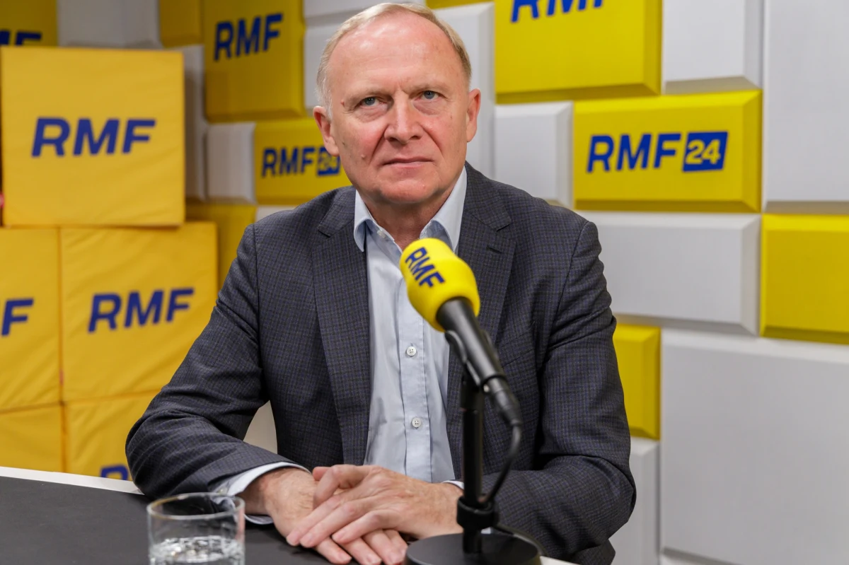 "Nic nie będzie utajnione, poznamy wszelkie okoliczności tego zdarzenia, potrzeba będzie jeszcze trochę czasu na przeprowadzenie czynności" - tak o sprawie rosyjskiego drona, który spadł w Osinach na Lubelszczyźnie, mówił w Porannej rozmowie w RMF FM Czesław Mroczek. Wiceszef MSWiA podkreślał, że prokurator prowadzący śledztwo ws. tego wydarzania w dobry sposób komunikuje się z opinią publiczną. 