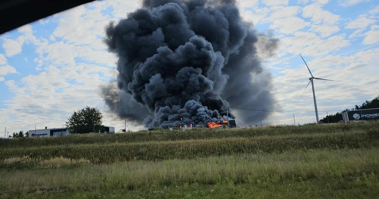 wiadomości,aktualności,Interia Chmurę dymu widać z kilku kilometrów. Płonie hala w Wielkopolsce