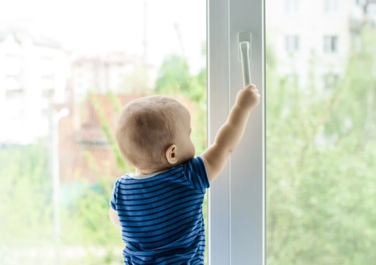 Funkcjonariusze interweniowali w Oświęcimiu po zgłoszeniu dotyczącym małego dziecka, które chodziło po parapecie otwartego okna na drugim piętrze mieszkania. Jak się okazało, to 4-letni obywatel Ukrainy. Matka chłopca była w tym czasie w pracy.