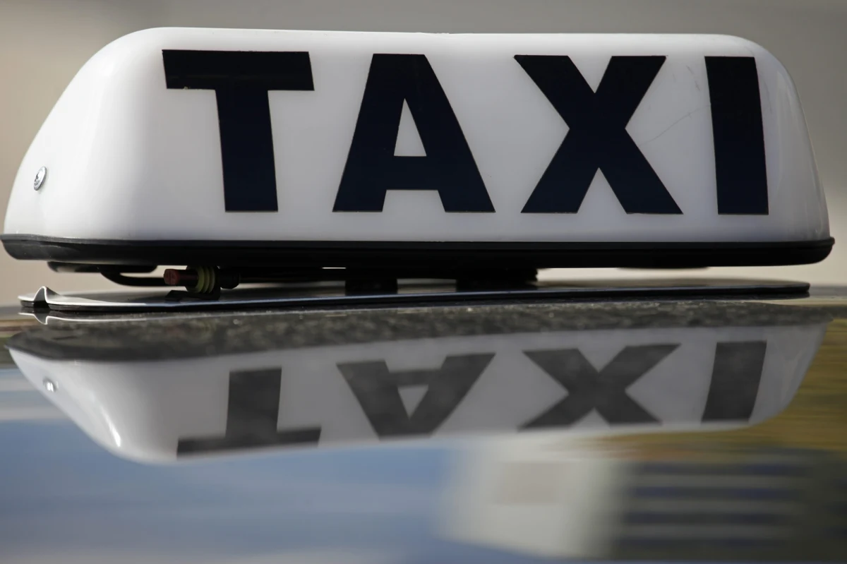 Policja przesłuchała 41-letniego taksówkarza, który w piątek po południu został raniony nożem przy krakowskiej Tauron Arenie. Napastnik wciąż jest poszukiwany. 