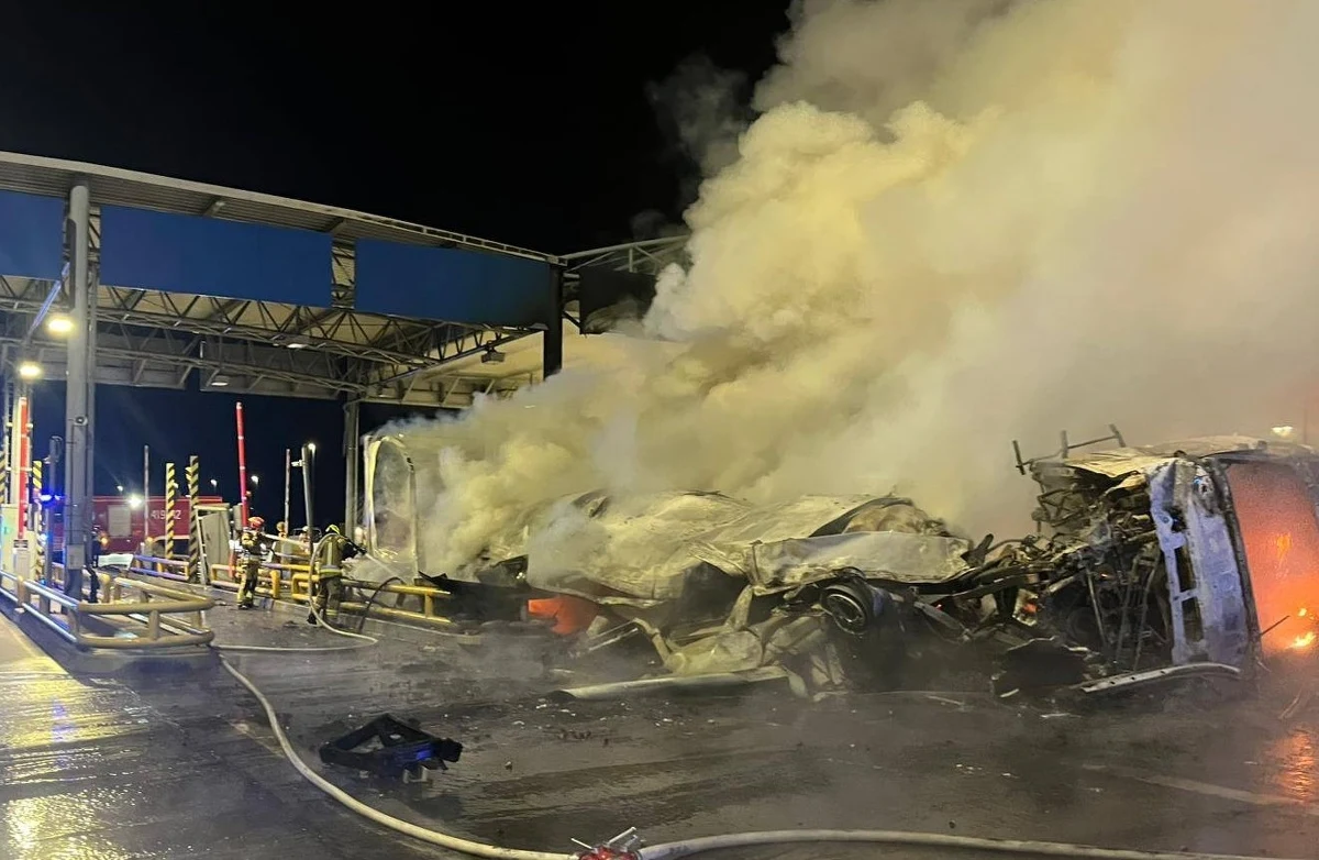 Potrzebne będą specjalistyczne badania, by określić, w jaki sposób doszło do wypadku ciężarówki na autostradzie A2 w Lubuskiem. W nocy z soboty na niedzielę samochód wjechał w biletomat w Punkcie Poboru Opłat Tarnawa i stanął w płomieniach. Zginął kierowca. Jak dowiedział się reporter RMF FM, nie stwierdzono śladów hamowania. 