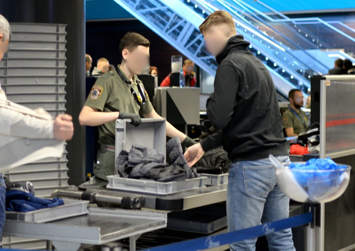 ​Wakacje w Turcji miały rozpocząć się dla 43-letniego turysty spokojnym lotem z Krakowa. Zamiast tego mężczyzna zakończył podróż już na lotnisku. Wszystko przez jedno nieodpowiedzialne zdanie, które wypowiedział w trakcie odprawy.