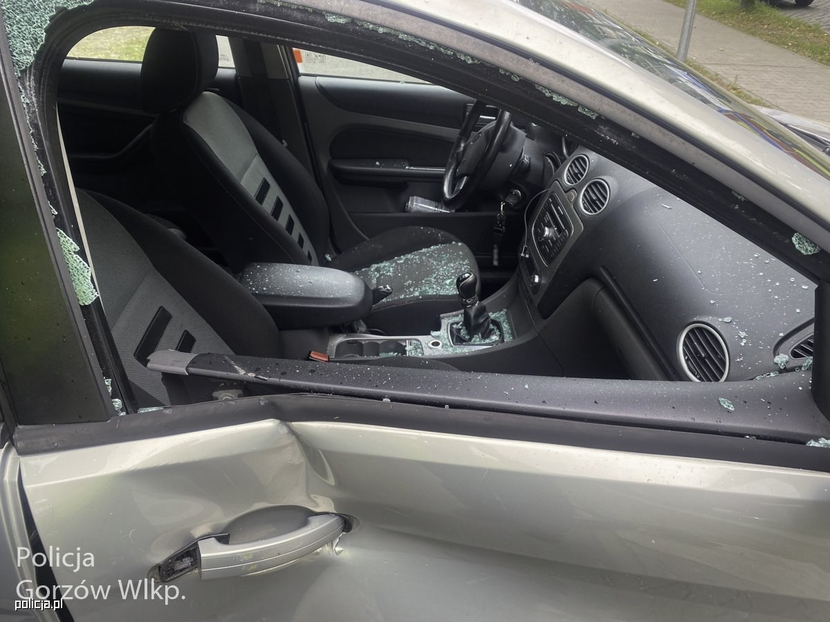 Nastolatek na hulajnodze zderzył się z autem. Zdjęcia ku przestrodze