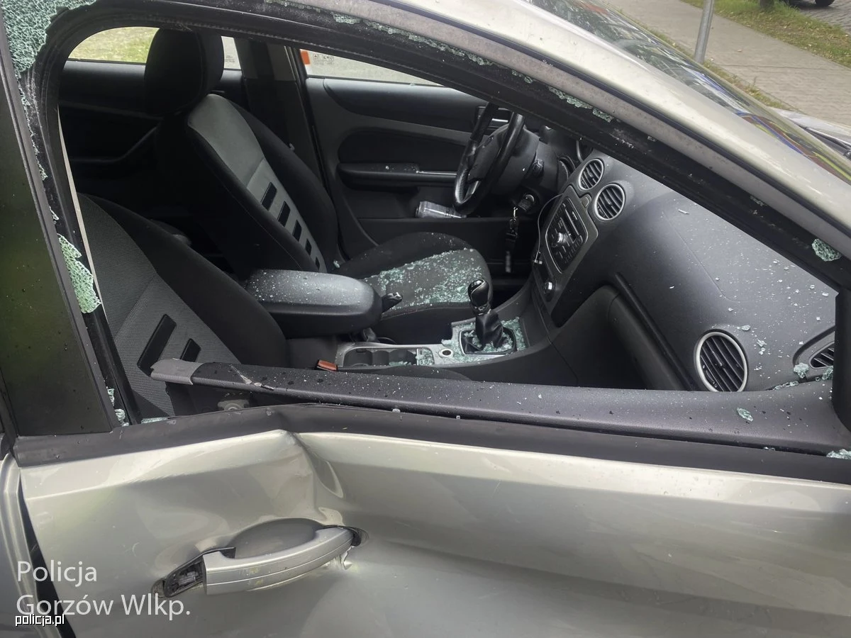 Do groźnie wyglądającego wypadku doszło w Gorzowie Wielkopolskim na ulicy Dąbrowskiego. 17-latek jadący na hulajnodze zderzył się z samochodem osobowym. Ze złamaniami trafił do szpitala.